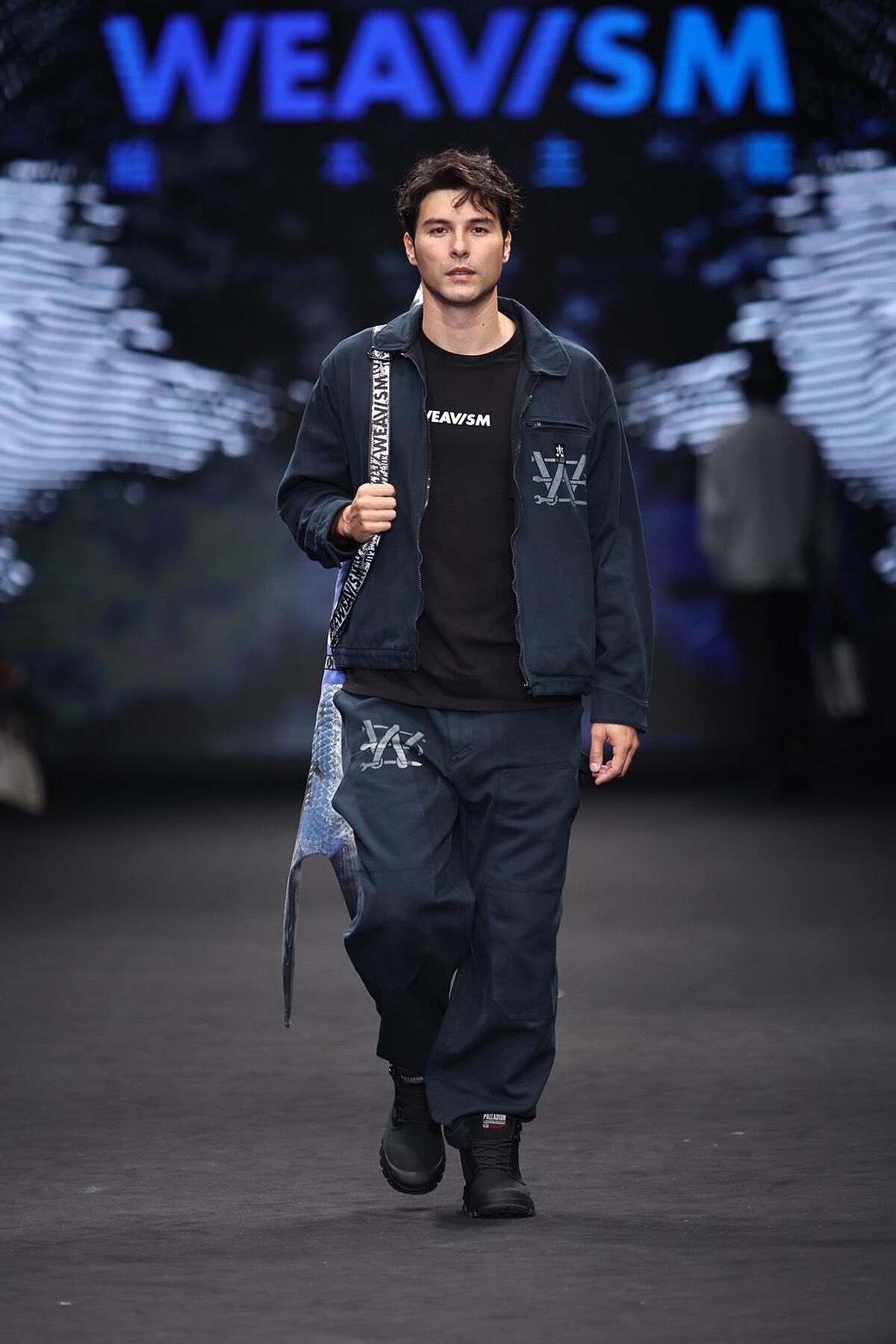 鳳小岳擔任WEAVISM織本主義 x《人生清理員》走秀嘉賓