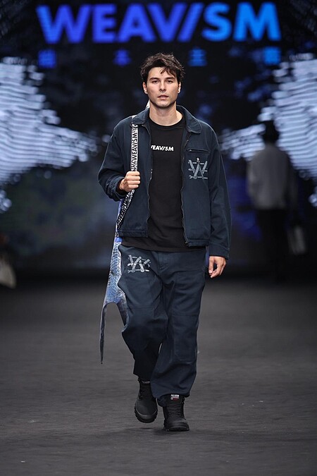 鳳小岳擔任WEAVISM織本主義 x《人生清理員》走秀嘉賓