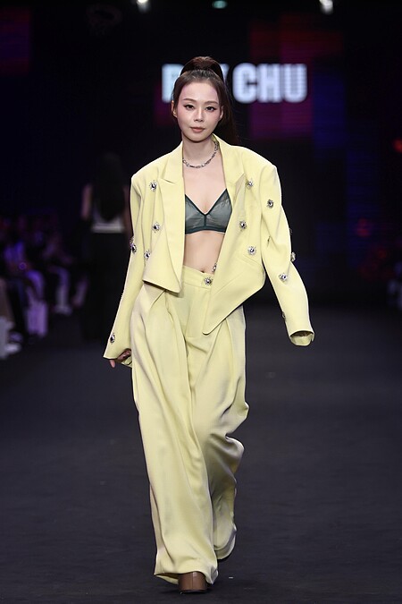 孫淑媚擔任RAY CHU x《拜六禮拜》走秀嘉賓,一件黃色西裝外套搭配Bratop,性感美麗的樣子,美出新高度,刷爆社群熱度。