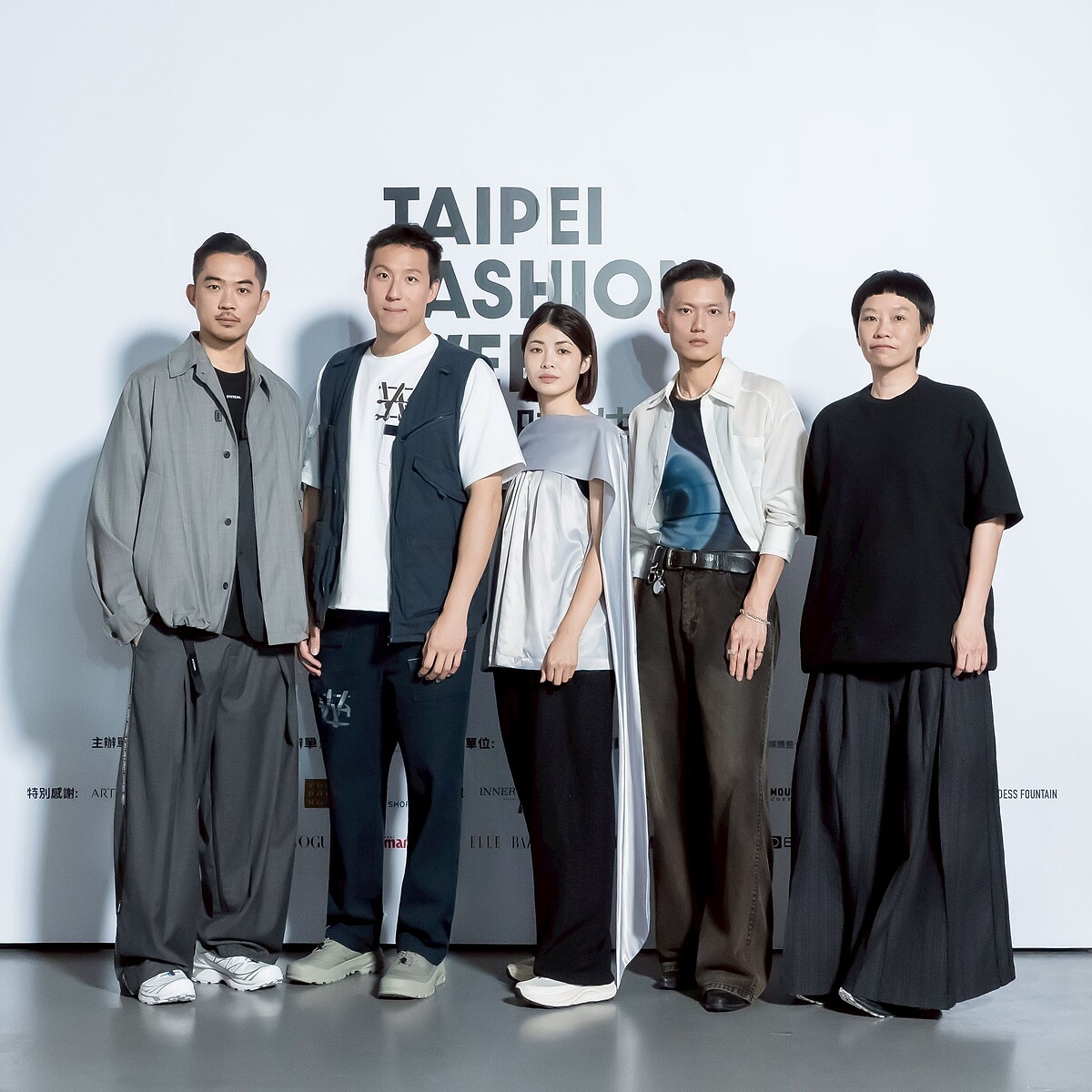 臺北時裝週隆重展開，參與開幕秀的設計師齊聚合影，左起DYCTEAM設計師趙之逸 McFly（左起）、WEAVISM織本主義設計師陳璽年 Tony Chen、NIKI YEH設計師葉孟瑀 NIKI YEH、RAY CHU設計師朱柏諺 Ray Chu、oqLiq設計師洪琪 Chi Hung。