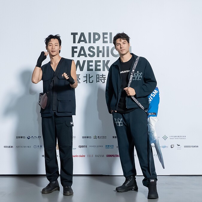 鳳小岳及黃冠智出席臺北時裝週 SS26 開幕秀。