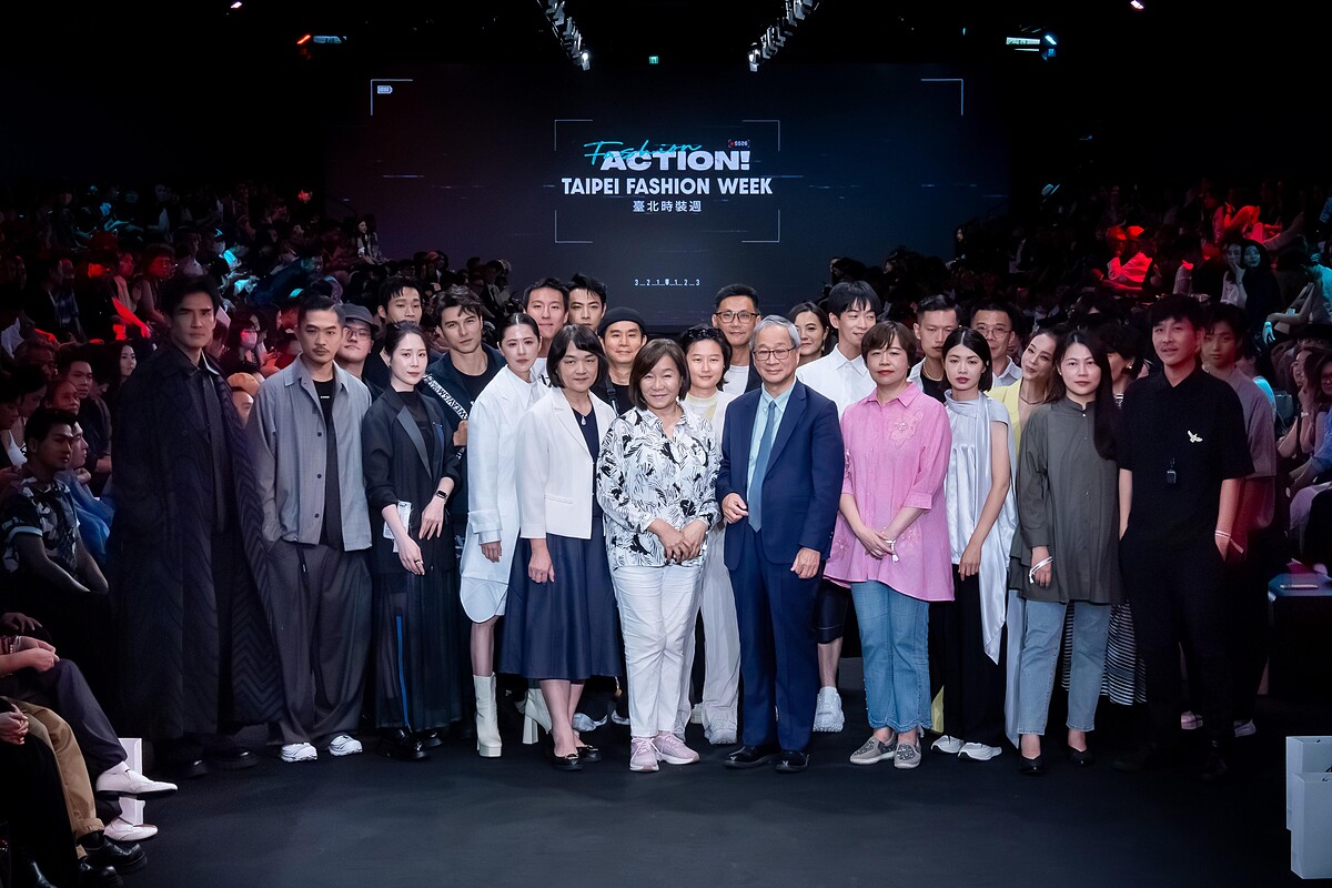 文化部長李遠（右5）、監察委員紀惠容（右6）、監察委員葉大華（右4）、經濟部國貿署主秘黃瀞萱（右7）與設計師及臺灣影視演員等合影。