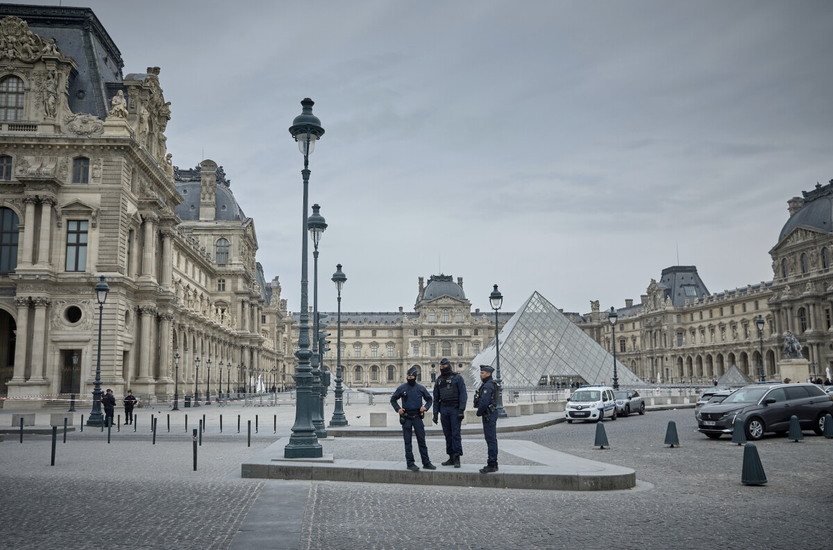發生竊案後的羅浮宮增派警力。（getty images）