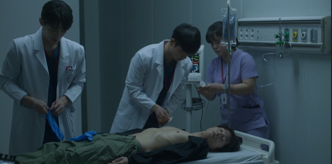 在急救時看到鮮于海上半身瘦骨如柴,應該是宋仲基為角色瘦身的努力成果