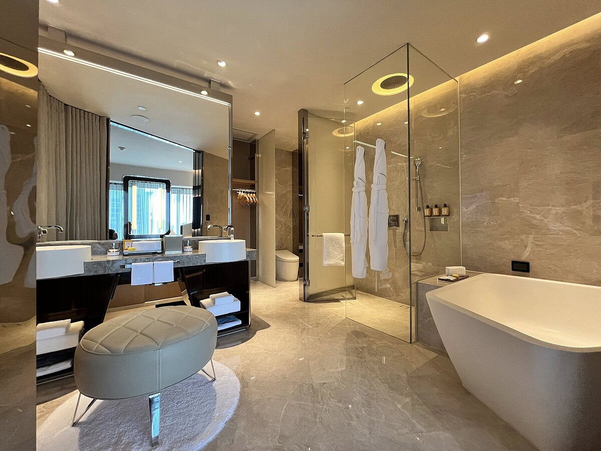 Morpheus 摩珀斯房內衛浴空間，後方有衣帽間。｜Ｍelody TU 採訪拍攝