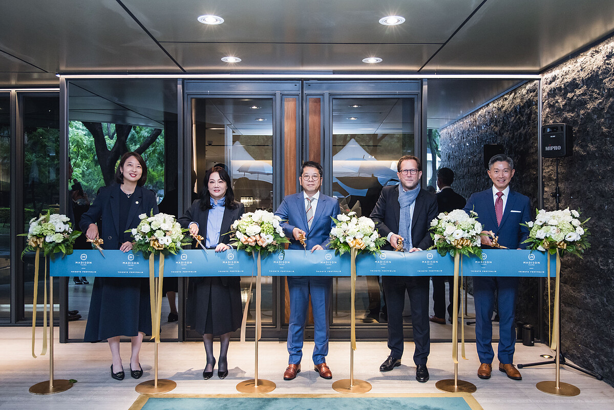 飯店總監 童采妍‧莊琬華 執行長‧李虹明 董事長‧萬豪國際集團亞洲區代表 Mr. Richard Boyer‧Mr. Hsien Chen 財務營運副總裁