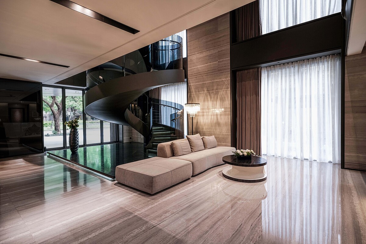 【台北慕軒飯店,臻品之選】由建築師李瑋珉以「Less is More」的極簡主義打造,融合原木與大理石材質,營造低調優雅的精品旅宿氛圍