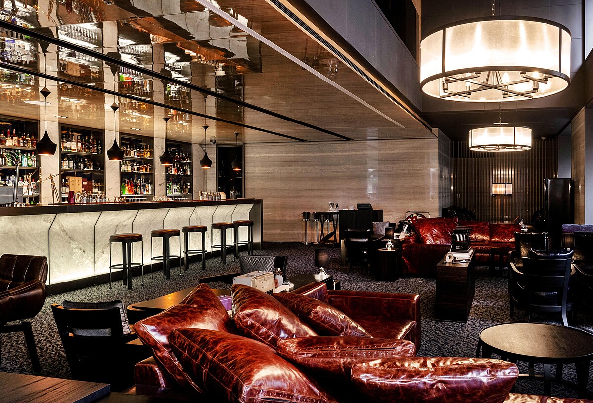 【台北慕軒飯店,臻品之選】URBAN331威士忌酒吧沉穩的室內氛圍,供應全球最受歡迎的威士忌佳釀,是商務人士的最佳聚會之選