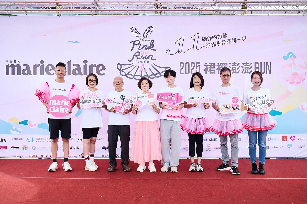 臺灣華歌爾股份有限公司董事長陳均輝、iROO 經理李珮琦、財團法人台灣癌症臨床研究發展基金會董事長陳博明博士、公益大使吳青峰攜手青峰媽媽、美麗佳人社長胡玲玲、So-net董事長曁執行長永田博丈Nagata-san、蓓蕾莉董事總經理胡莉莉 一同於舞台上合影。