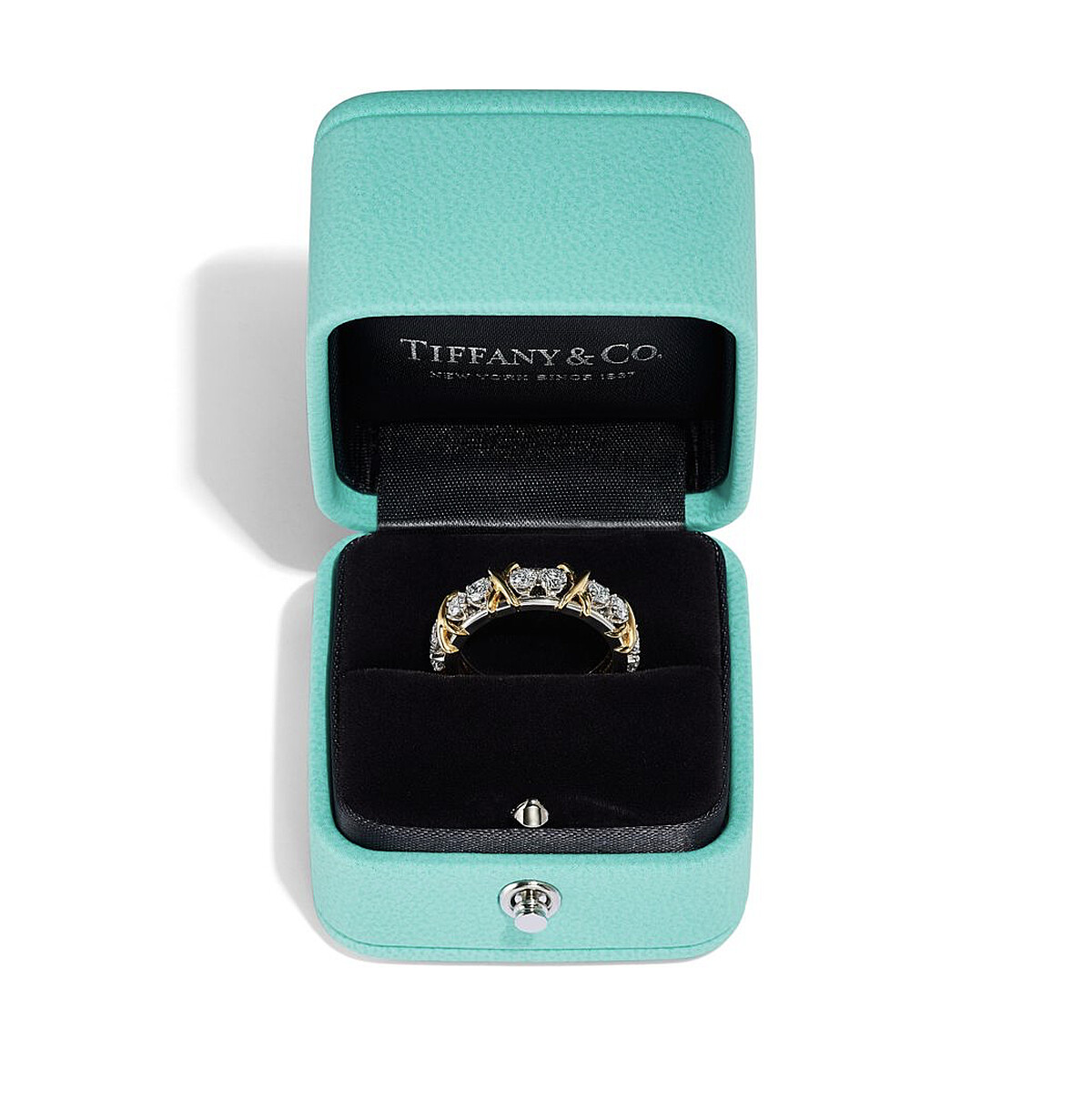 Sixteen Stone by Tiffany 系列戒指，18K金及鉑金鑲圓形明亮式切割鑽石，售價店洽。