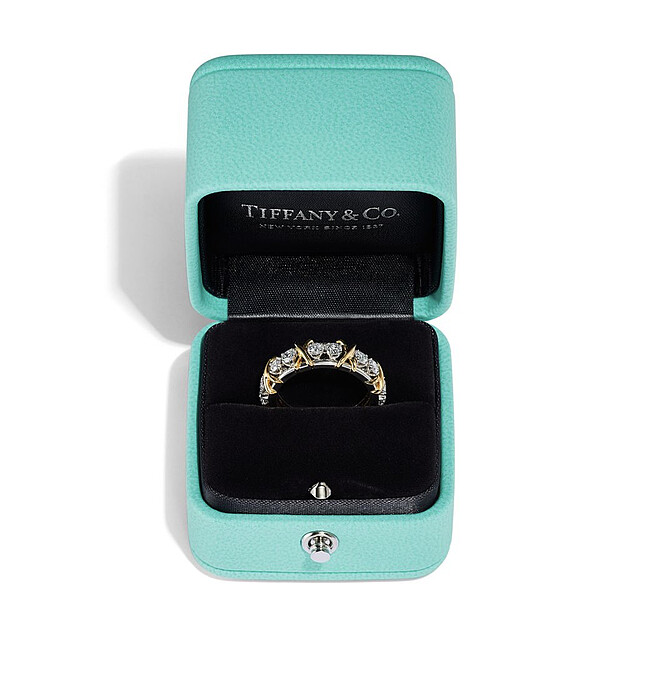 Sixteen Stone by Tiffany 系列戒指，18K金及鉑金鑲圓形明亮式切割鑽石，售價店洽。