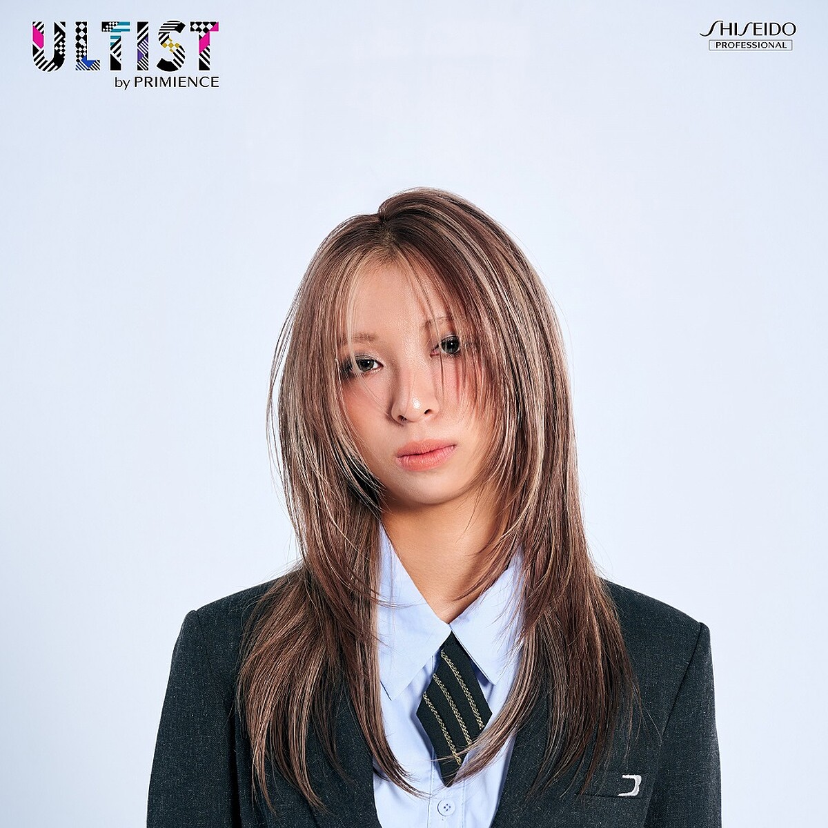 城市香料髮色呈現灰棕線條交錯的高級感。