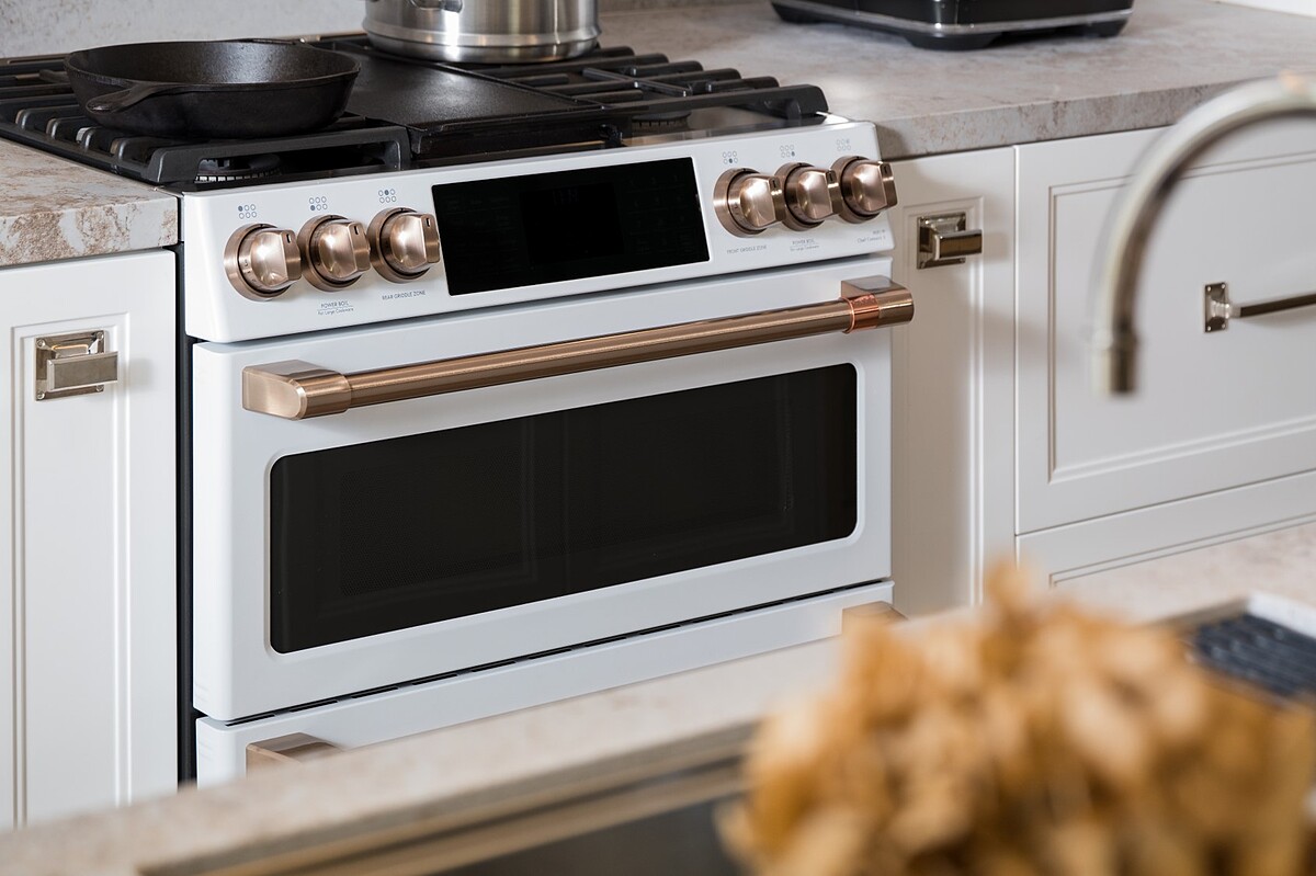 「Caf&eacute;&trade;30 吋六口雙層美式爐連烤」融合業界首創的全平面鑄鐵爐架設計與高效能六口爐火系統，平移鍋具順手不費力。