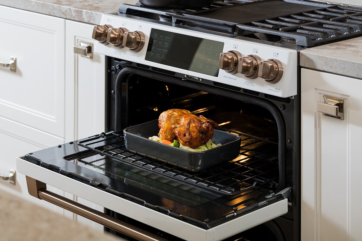 Caf&eacute;&trade;30 吋六口雙層美式爐連烤」雙層烤箱則採上下獨立溫控設計、並內建 10 種烘烤模式，任何專業料理皆可輕鬆上桌。 