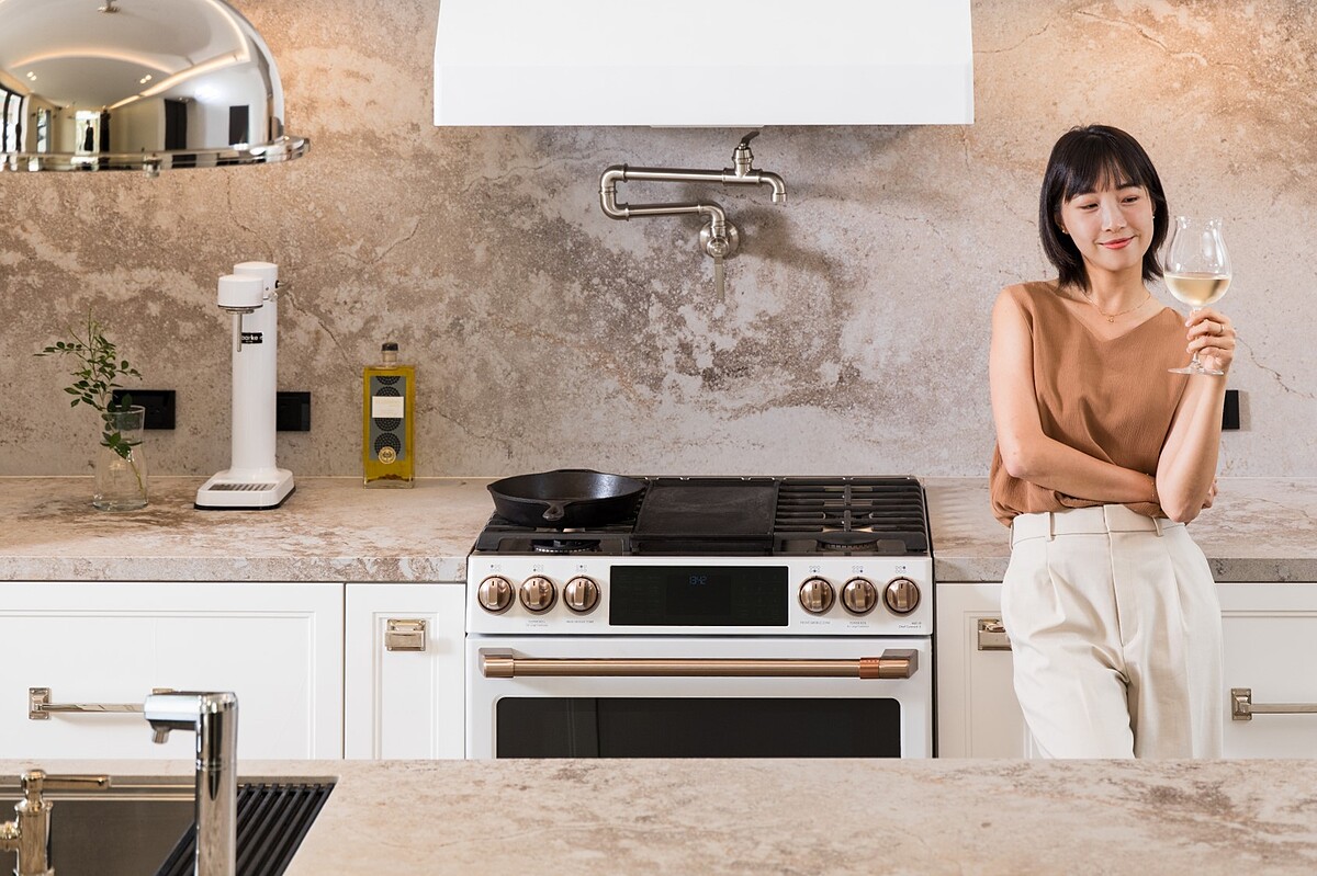 在外觀設計上同樣展現極致品味，「Caf&eacute;&trade;30 吋六口雙層美式爐連烤」完美融合設計美學與頂級工藝。