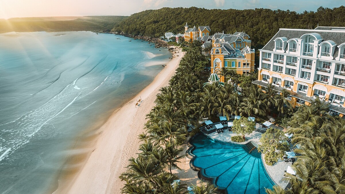 JW萬豪度假酒店座落海岸線上