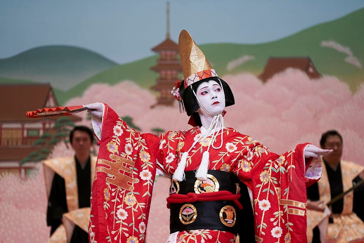 歌舞伎中的女性角色皆由男性扮演，而扮演女性的男演員就稱為「女形」。