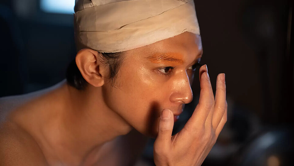 在表演前，歌舞伎演員會自行化妝。