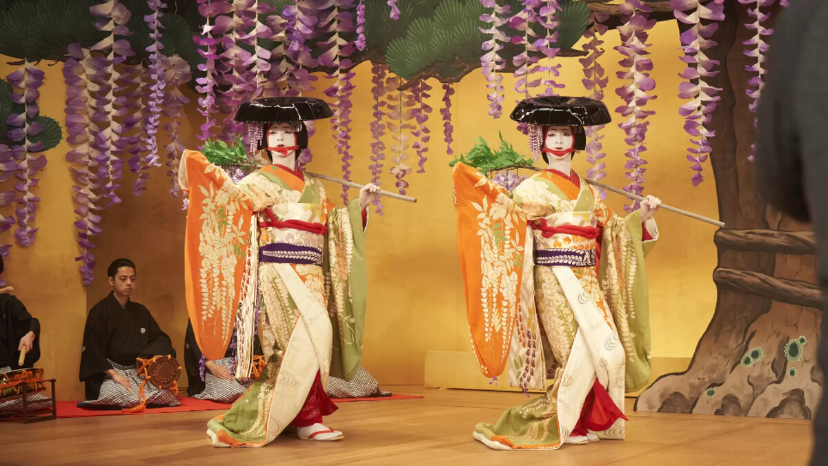 在幕後處理各式雜物的工作人員叫做「黑衣」。