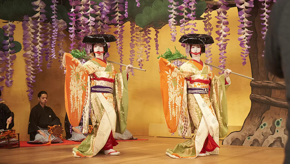 在幕後處理各式雜物的工作人員叫做「黑衣」。