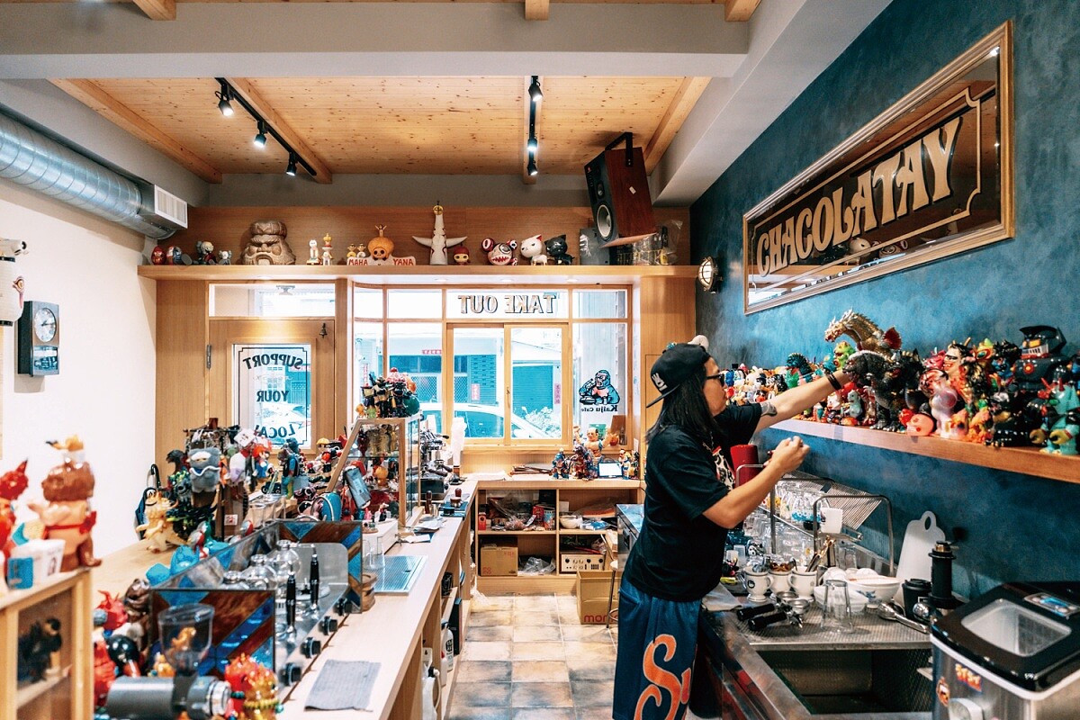 作者 Chez Kuo 認為，城市的性格往往藏在咖啡館裡。