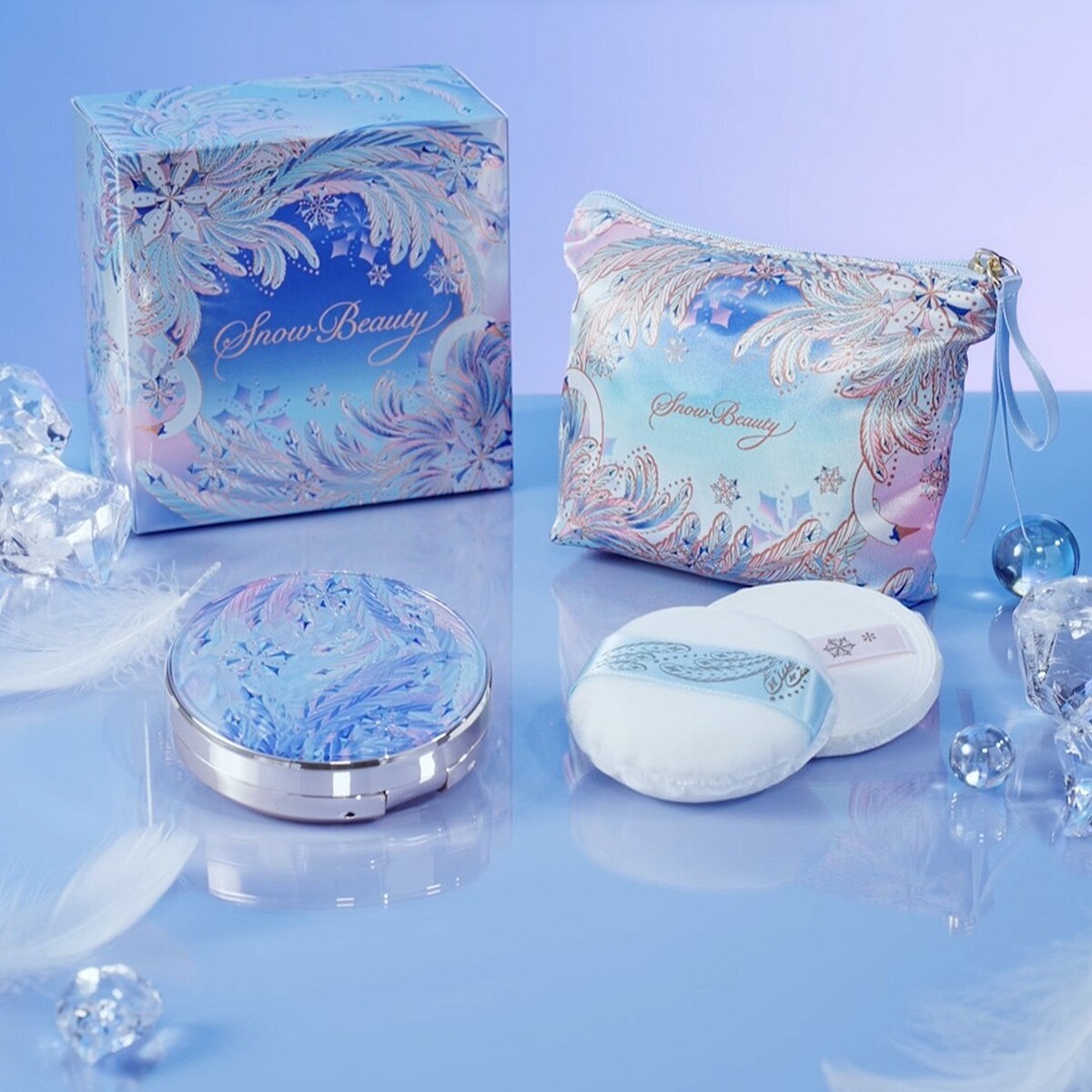 雪花香氛魔法盒 2025年限定版：含殼、蕊、日間薄款粉撲、夜間厚款粉撲、限定化妝包，NT2,150