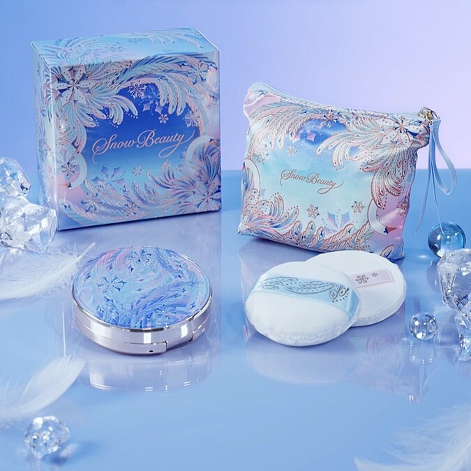 雪花香氛魔法盒 2025年限定版：含殼、蕊、日間薄款粉撲、夜間厚款粉撲、限定化妝包，NT2,150