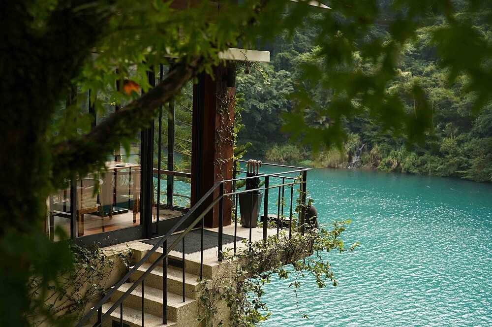 馥蘭朵烏來位於南勢溪畔的玻璃餐廳。