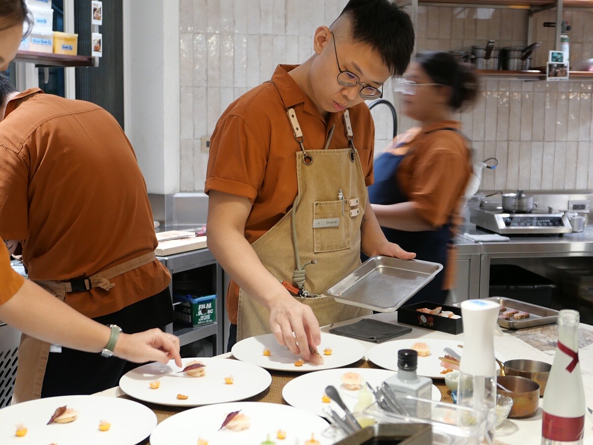 一開始因為太太留在台灣，後來愛上台灣的人情味。