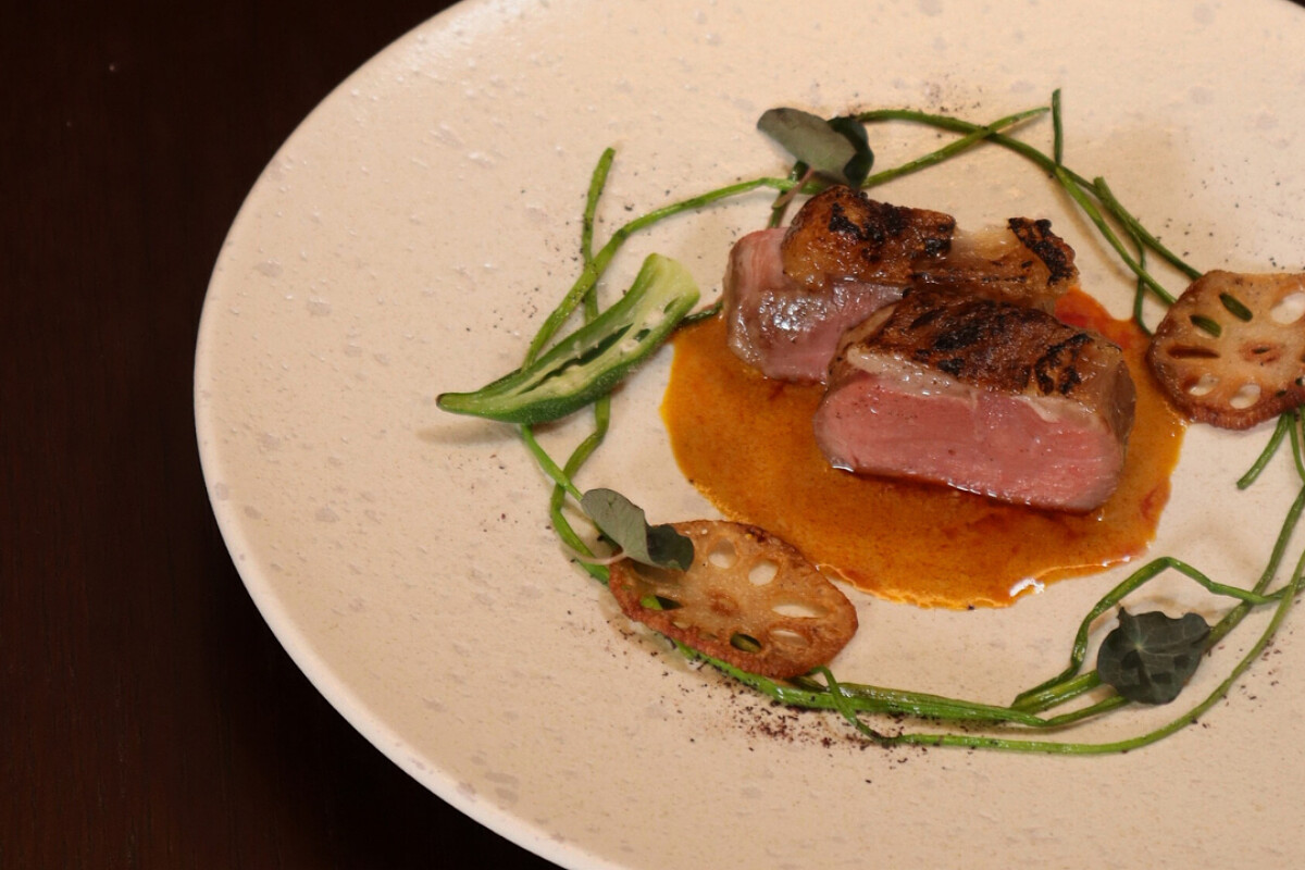 家庭記憶被轉化為新的料理語言，以新的相貌上桌。