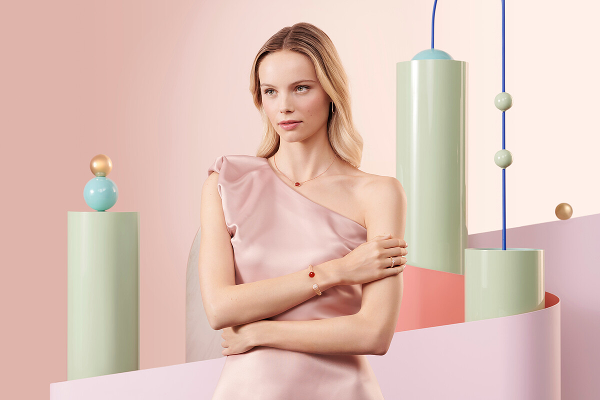 梵克雅寶Perl&eacute;e系列模特兒穿戴圖