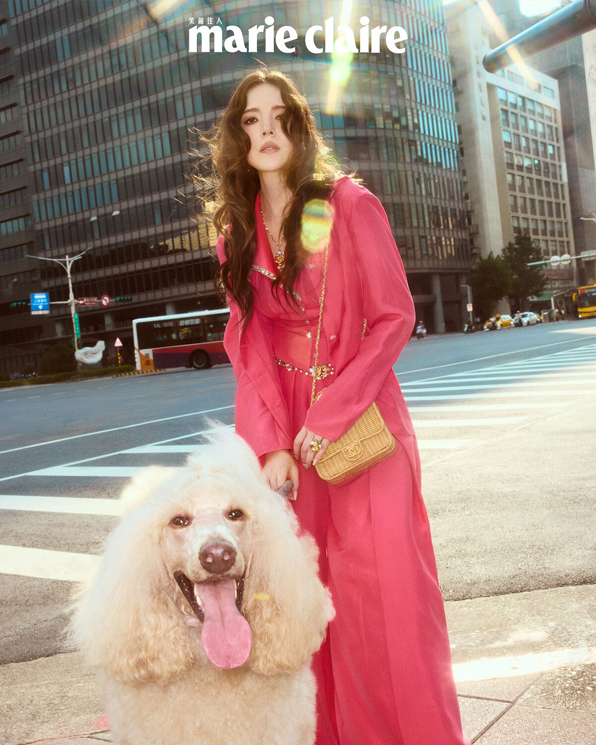 玫瑰色背心、玫瑰色襯衫、玫瑰色寬褲、項鍊、戒指、耳環、珍珠腰鍊、編織包、黑色高跟涼鞋,All by Chanel。