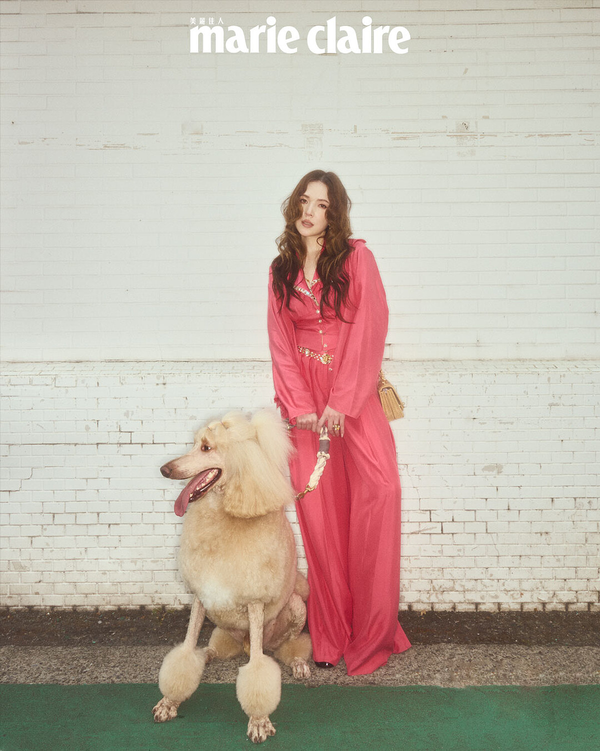 玫瑰色背心、玫瑰色襯衫、玫瑰色寬褲、項鍊、戒指、耳環、珍珠腰鍊、編織包、黑色高跟涼鞋,All by Chanel。