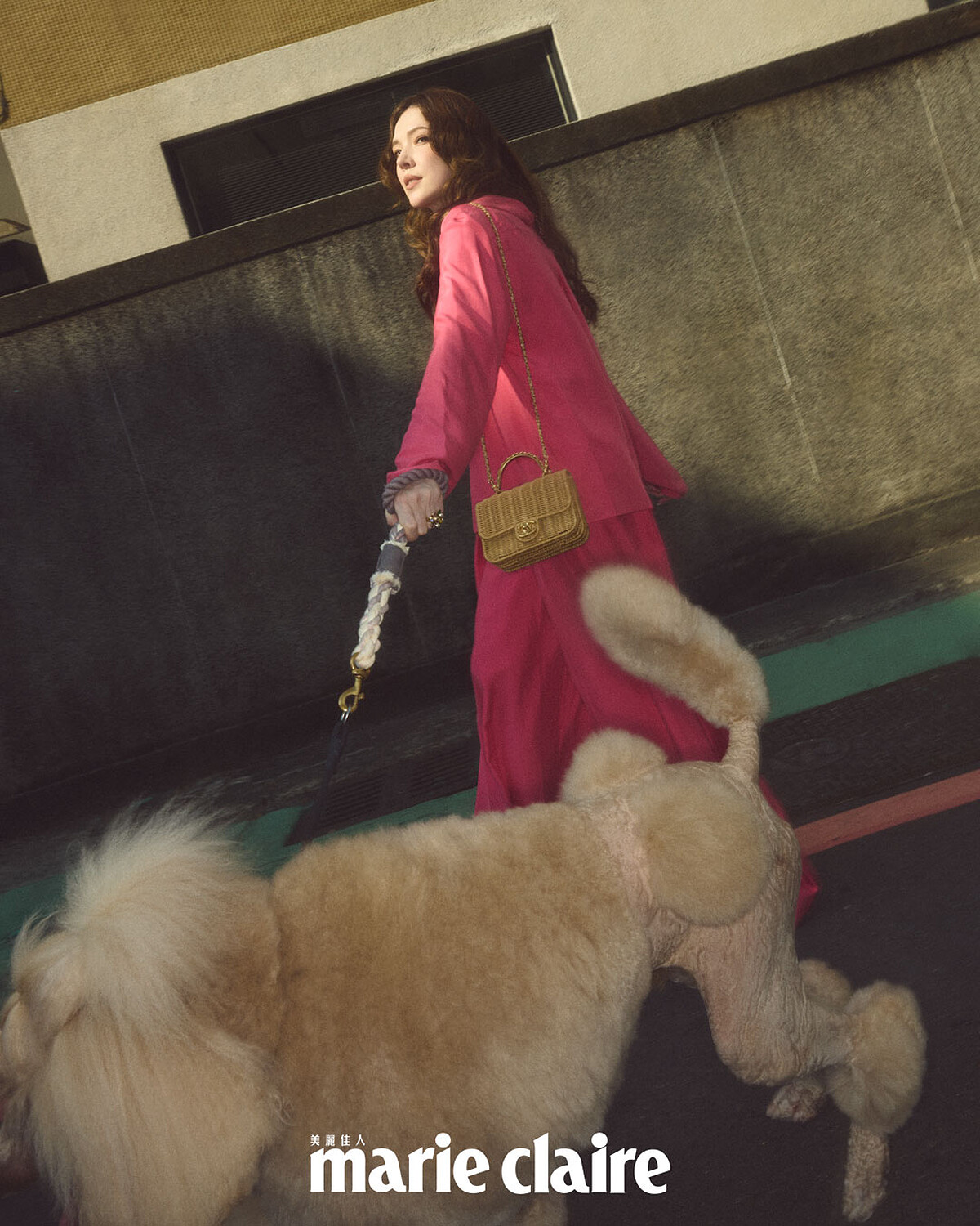 玫瑰色背心、玫瑰色襯衫、玫瑰色寬褲、項鍊、戒指、耳環、珍珠腰鍊、編織包、黑色高跟涼鞋,All by Chanel。