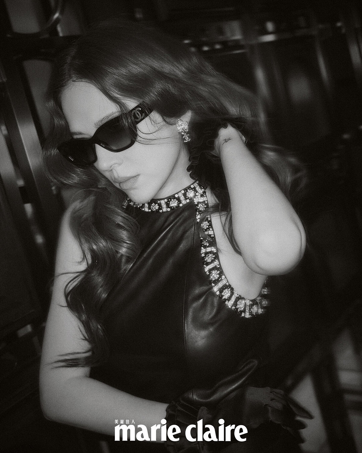 黑色皮革洋裝、絲綢緞面手套、耳環、黑色高跟鞋、墨鏡,All by Chanel。黑色皮質削肩珠繡洋裝與荷葉飾邊手套、麥穗造型雙C Logo 耳環、太陽眼鏡、黑色編織高跟拖鞋,All by Chanel。