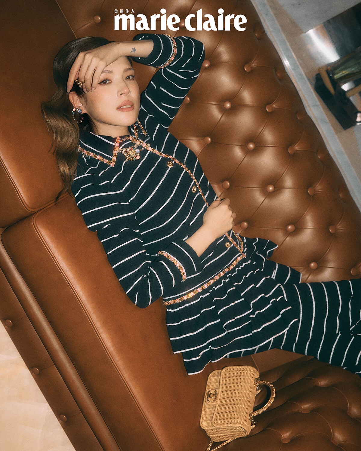 黑粉荷葉褶飾條紋外套與長褲、多彩寶石項鍊、竹編口蓋包,all by Chanel。