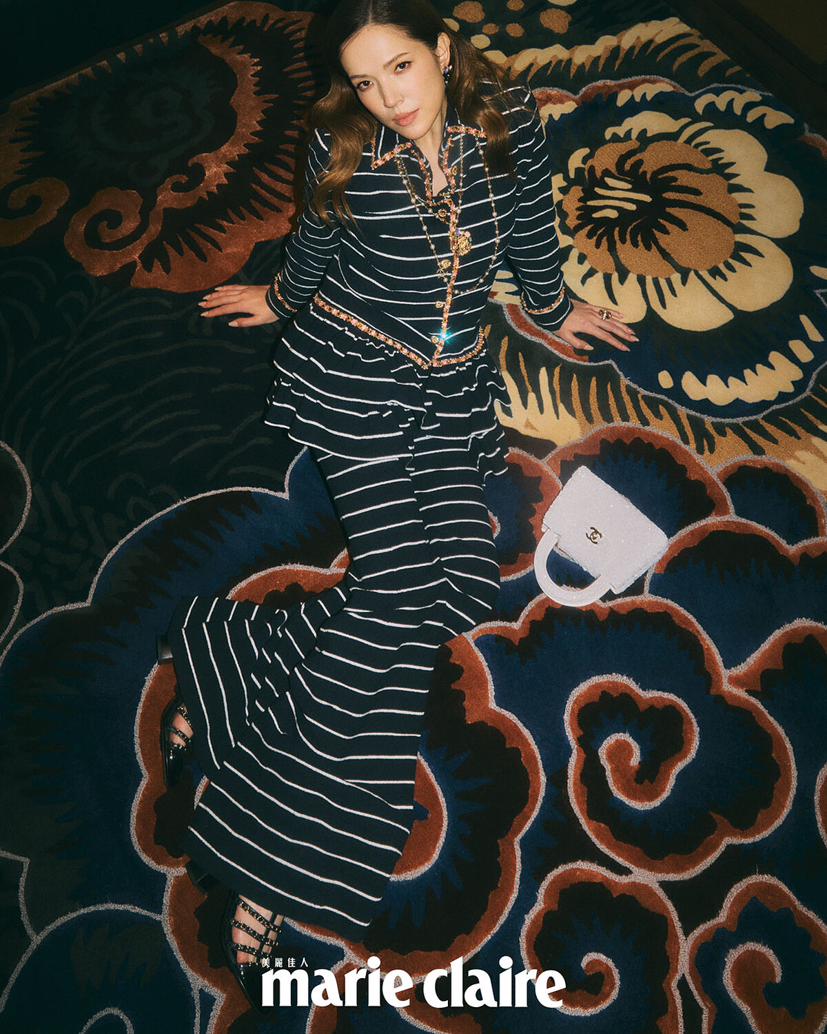 黑粉荷葉褶飾條紋外套與長褲、多彩寶石項鍊、竹編口蓋包、黑色粗跟涼鞋,all by Chanel。