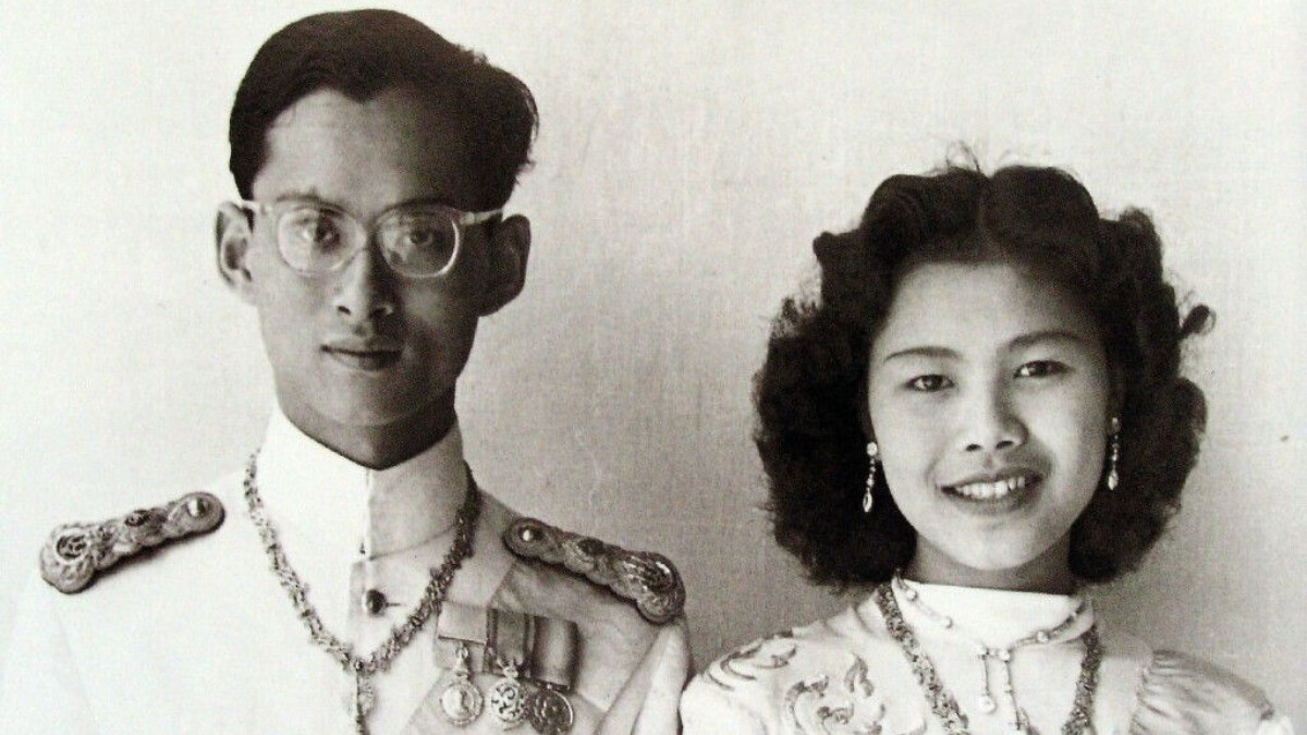 泰王在加冕日與詩麗吉王后合影。Photo/https://www.thaiembassy.ch/Relation