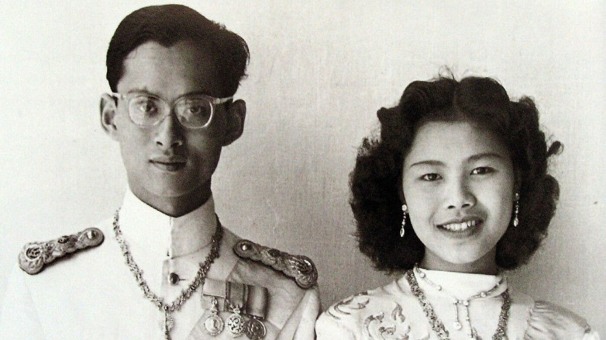 泰國王太后詩麗吉辭世｜巴黎學音樂、Pierre Balmain量身打造禮服、與泰王一見鐘情，泰王：王后是我的微笑