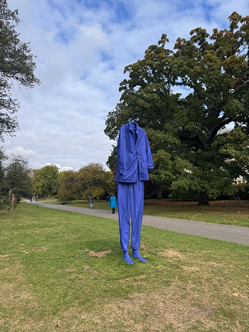 每年超過六萬名來自世界各地的收藏家、策展人、藝術家與時尚創意人齊聚倫敦，形成一場橫跨藝術、設計與文化的盛宴&mdash;&mdash;這便是 Frieze Week，如今早已成為倫敦秋季最具象徵性的文化事件之一。