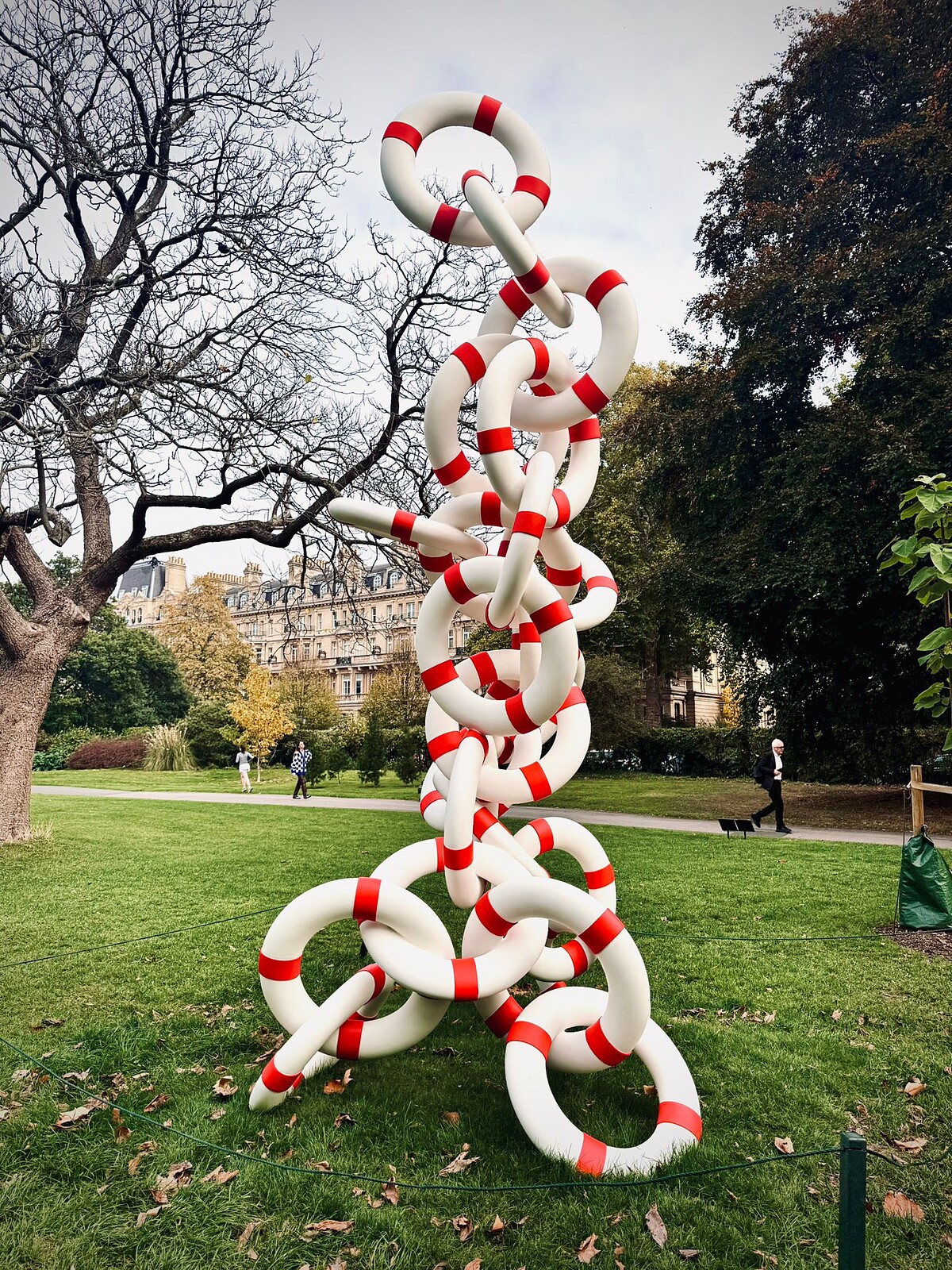 Elmgreen & Dragset 的《Life Rings, Fig. 3》（2023）。