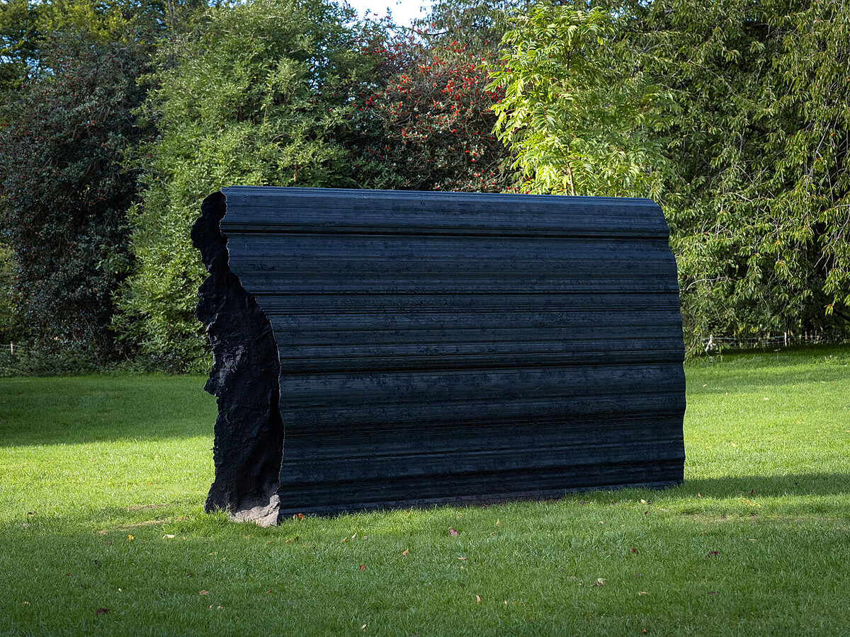 西蒙．希欽斯（Simon Hitchens），《見證未見之事》，2025年。攝影：琳達&middot;尼林德。西蒙．希欽斯是一位英國雕塑家，他的創作實踐探討時間、無常以及身體與風景之間的物質關係。他的雕塑作品常常探索岩石與肉體、存在與缺失之間的形上學界線。 