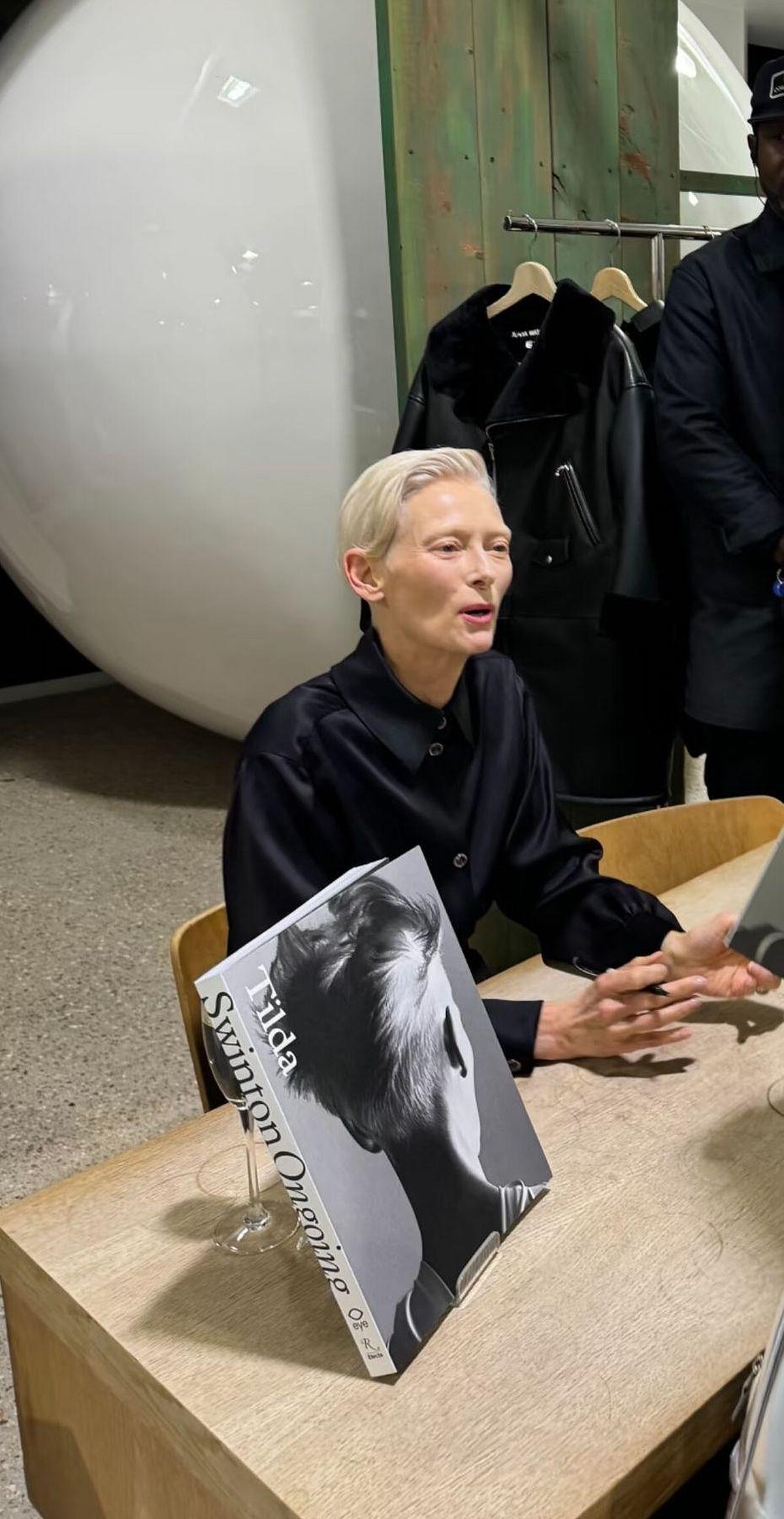 時尚仙人Tilda Swinton 於藝術週期間現身新書《Tilda》（Rizzoli 出版）的簽書會。