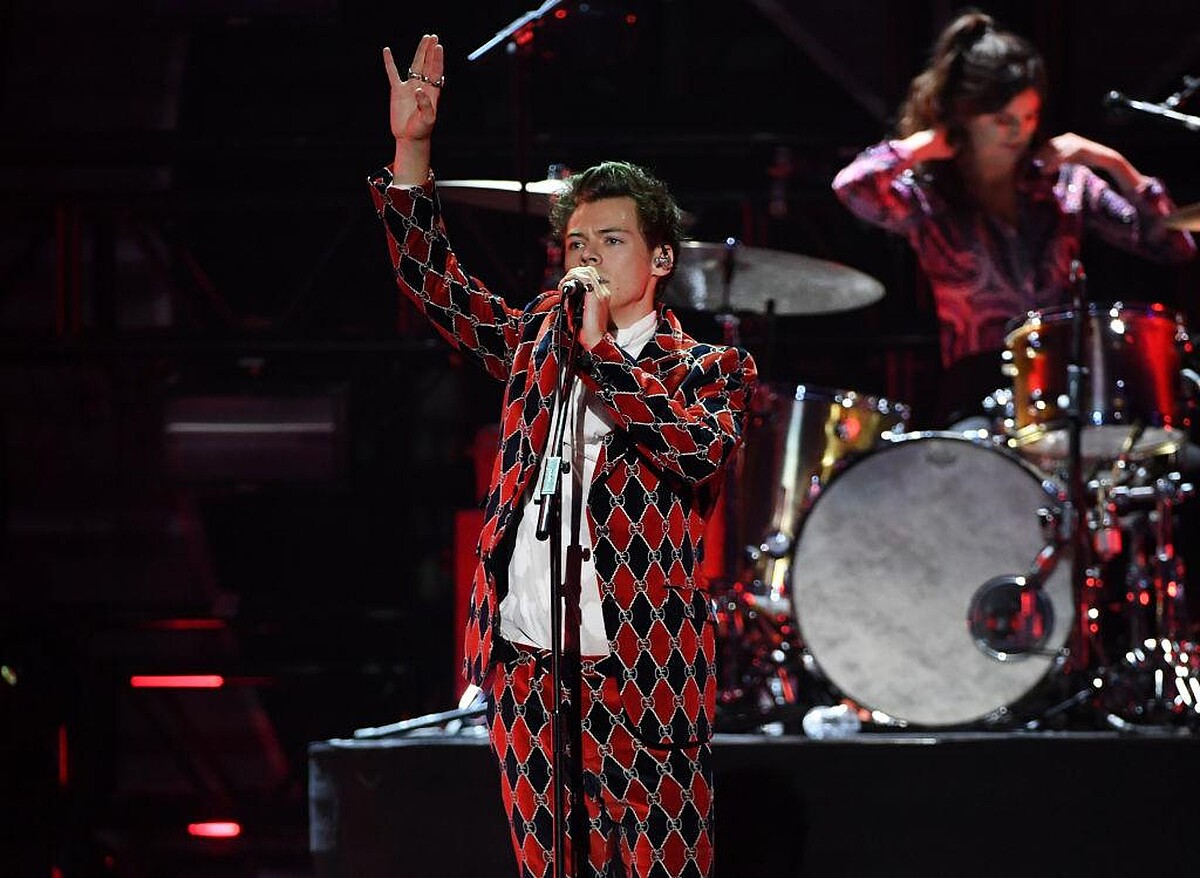 偶像明星出身、後來擺脫框架展現大膽風格的 Harry Styles 就是典型的水瓶座！