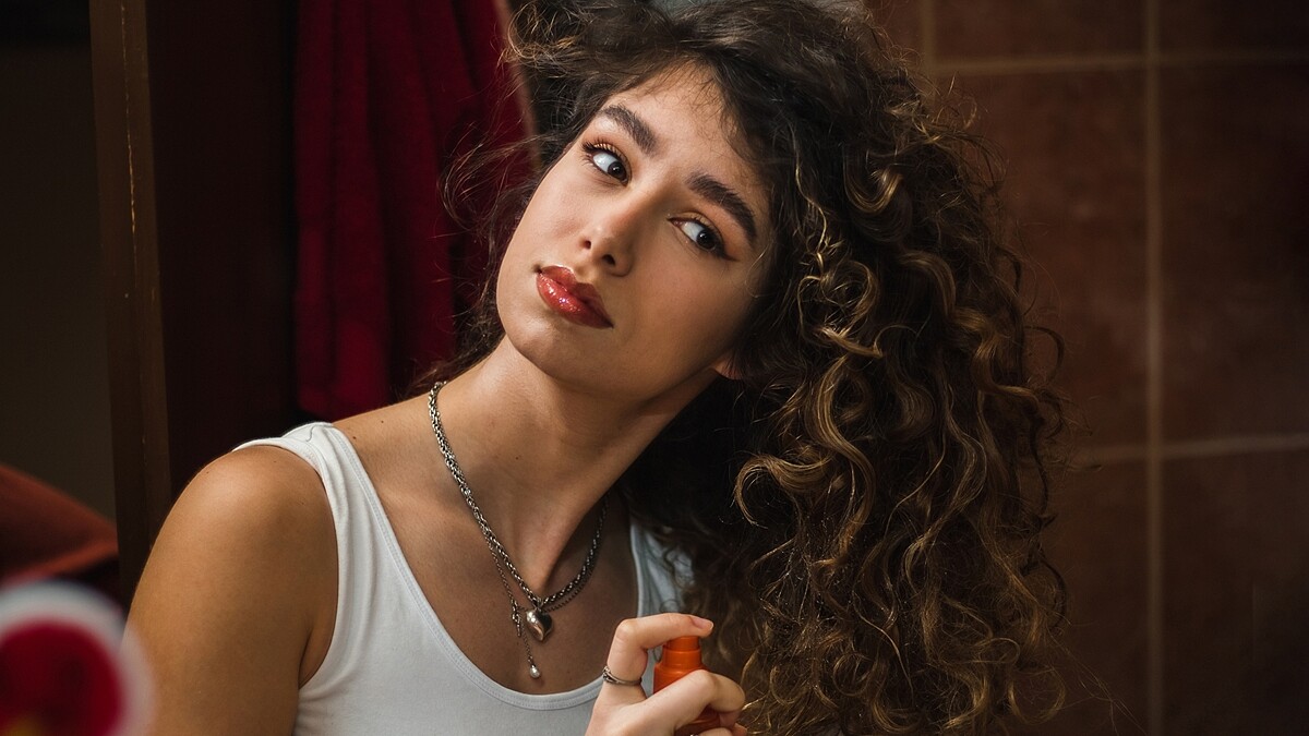 雨季別煩惱！髮型師傳授「這招」整髮妙招立即消除毛躁、自然捲