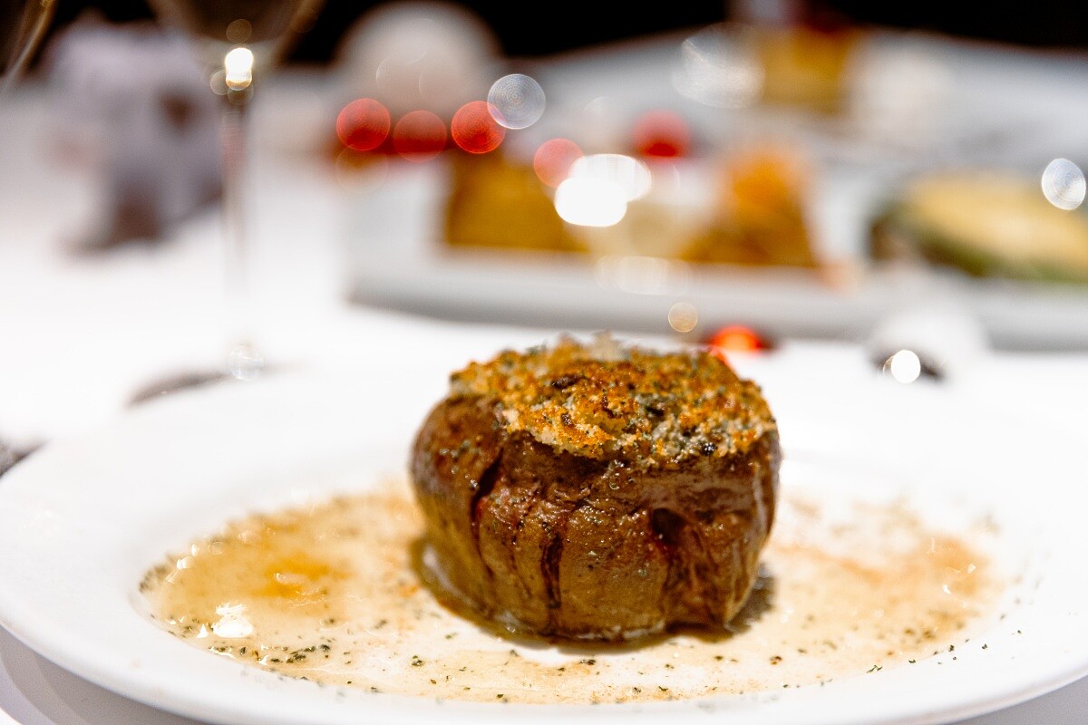 主菜「美國菲力牛排佐香酥松露」選用頂級菲力。