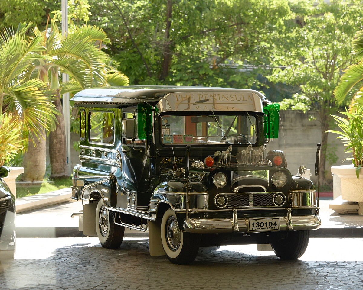 馬尼拉半島酒店復刻版的1955年首款 Sarao 吉普車。