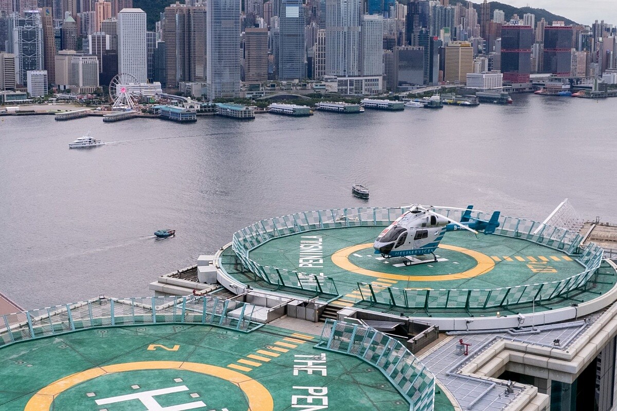 香港半島酒店率先在酒店天臺設立雙直升機停機坪。