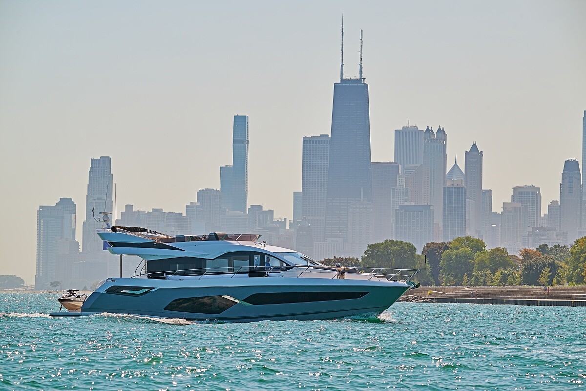 「半島酒店」而言，交通工具不再僅是代步，同時也是一門「移動的藝術」。