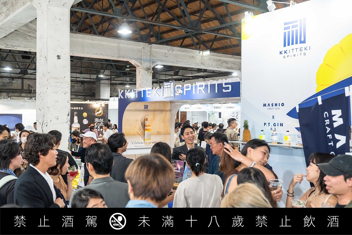 品飲黑潮和鳳尾琴酒的消費者。